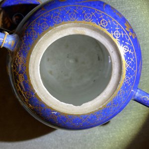 Een Chinese poederblauwe en vergulde theepot en een grisaille theepot, Kangxi/Yongzheng — foto 14