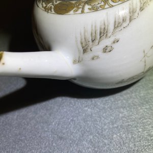 Een Chinese poederblauwe en vergulde theepot en een grisaille theepot, Kangxi/Yongzheng — foto 15