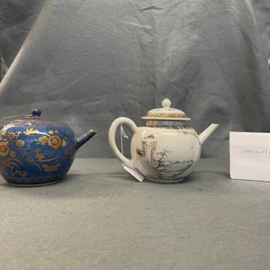 Een Chinese poederblauwe en vergulde theepot en een grisaille theepot, Kangxi/Yongzheng — foto 9
