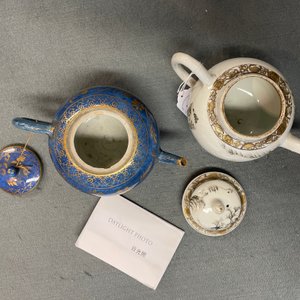 Een Chinese poederblauwe en vergulde theepot en een grisaille theepot, Kangxi/Yongzheng — foto 10