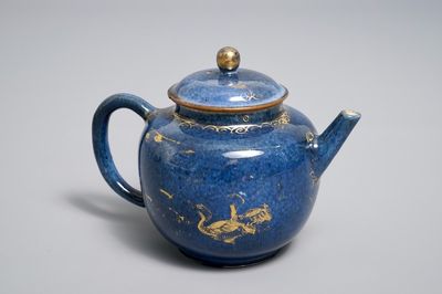 Een Chinese poederblauwe en vergulde theepot met deksel, Kangxi