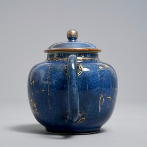 Een Chinese poederblauwe en vergulde theepot met deksel, Kangxi — foto 5