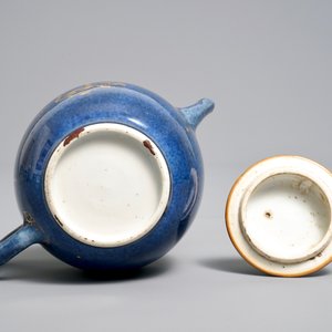 Een Chinese poederblauwe en vergulde theepot met deksel, Kangxi — foto 7