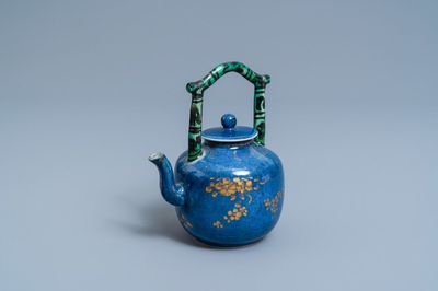 Een Chinese poederblauwe en vergulde theepot met verte biscuit hengsel, Kangxi
