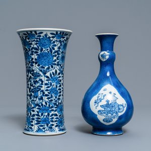 Een Chinese poederblauwe flesvormige vaas en een blauw-witte met floraal decor, Kangxi — foto 1