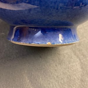 Een Chinese poederblauwe flesvormige vaas en een blauw-witte met floraal decor, Kangxi — foto 13