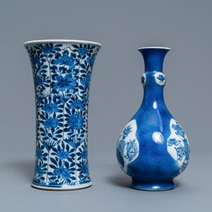 Een Chinese poederblauwe flesvormige vaas en een blauw-witte met floraal decor, Kangxi — foto 3