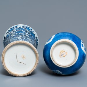 Een Chinese poederblauwe flesvormige vaas en een blauw-witte met floraal decor, Kangxi — foto 5