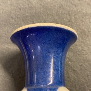 Een Chinese poederblauwe flesvormige vaas en een blauw-witte met floraal decor, Kangxi — foto 7