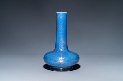 Een Chinese poederblauwe flesvormige vaas met verguld decor, Kangxi merk, 19e eeuw