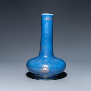 Een Chinese poederblauwe flesvormige vaas met verguld decor, Kangxi merk, 19e eeuw — foto 2