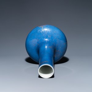 Een Chinese poederblauwe flesvormige vaas met verguld decor, Kangxi merk, 19e eeuw — foto 5