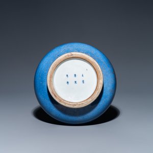 Een Chinese poederblauwe flesvormige vaas met verguld decor, Kangxi merk, 19e eeuw — foto 6