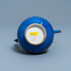 Een Chinese poederblauwe kan met verguld decor van mythische dieren, Kangxi — foto 7
