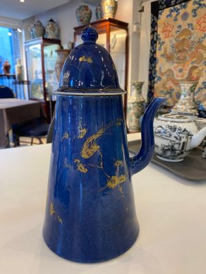Een Chinese poederblauwe koffiepot met verguld decor, Kangxi — foto 2