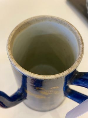 Een Chinese poederblauwe koffiepot met verguld decor, Kangxi — foto 6
