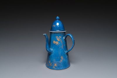 Een Chinese poederblauwe koffiepot met verguld decor, Kangxi