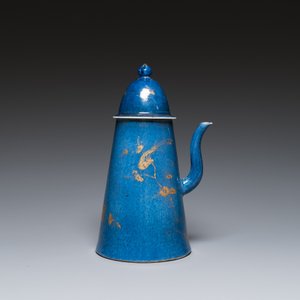 Een Chinese poederblauwe koffiepot met verguld decor, Kangxi — foto 3