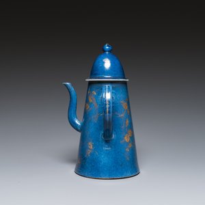 Een Chinese poederblauwe koffiepot met verguld decor, Kangxi — foto 5