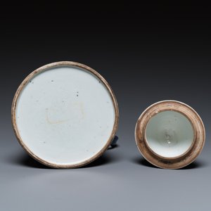 Een Chinese poederblauwe koffiepot met verguld decor, Kangxi — foto 7