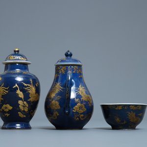 Een Chinese poederblauwe melkkan, theebus en kopje met verguld hanendecor, Yongzheng — foto 3