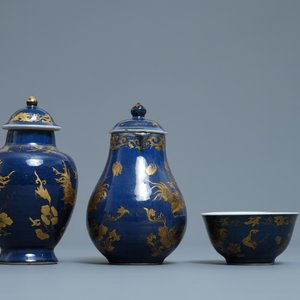 Een Chinese poederblauwe melkkan, theebus en kopje met verguld hanendecor, Yongzheng — foto 5