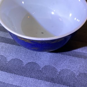 Een Chinese poederblauwe melkkan, theebus en kopje met verguld hanendecor, Yongzheng — foto 8