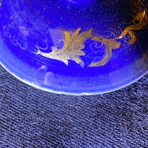 Een Chinese poederblauwe melkkan, theebus en kopje met verguld hanendecor, Yongzheng — foto 10