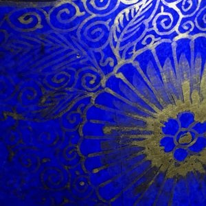 Een Chinese poederblauwe rolwagen vaas met verguld decor, Kangxi — foto 11
