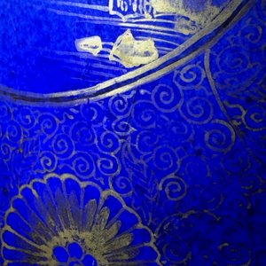 Een Chinese poederblauwe rolwagen vaas met verguld decor, Kangxi — foto 16