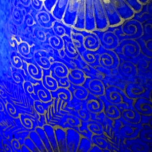 Een Chinese poederblauwe rolwagen vaas met verguld decor, Kangxi — foto 17
