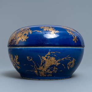 Een Chinese poederblauwe ronde dekselschaal met verguld decor, Guangxu merk en periode — foto 3