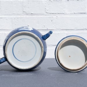 Een Chinese poederblauwe theepot met deksel, Kangxi — foto 11
