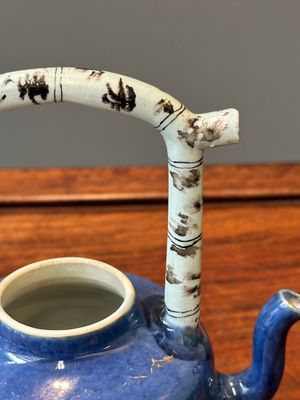 Een Chinese poederblauwe theepot met deksel met verguld decor en imitatiebamboe handvat, Kangxi — foto 11
