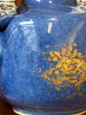 Een Chinese poederblauwe theepot met deksel met verguld decor en imitatiebamboe handvat, Kangxi — foto 15