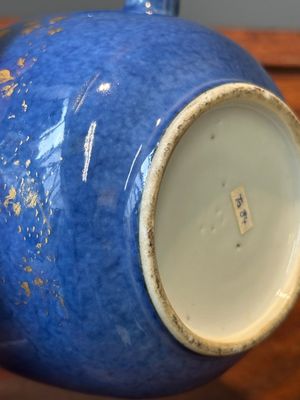 Een Chinese poederblauwe theepot met deksel met verguld decor en imitatiebamboe handvat, Kangxi — foto 17