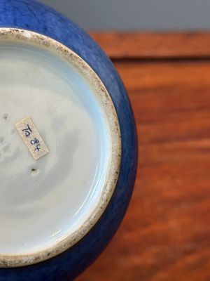 Een Chinese poederblauwe theepot met deksel met verguld decor en imitatiebamboe handvat, Kangxi — foto 18