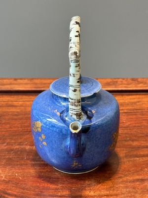 Een Chinese poederblauwe theepot met deksel met verguld decor en imitatiebamboe handvat, Kangxi — foto 4