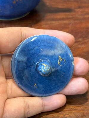 Een Chinese poederblauwe theepot met deksel met verguld decor en imitatiebamboe handvat, Kangxi — foto 5