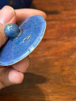 Een Chinese poederblauwe theepot met deksel met verguld decor en imitatiebamboe handvat, Kangxi — foto 6
