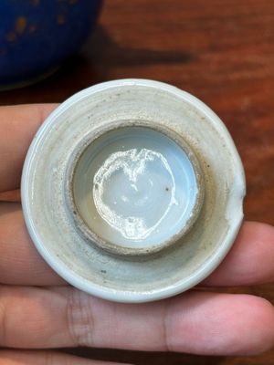 Een Chinese poederblauwe theepot met deksel met verguld decor en imitatiebamboe handvat, Kangxi — foto 8