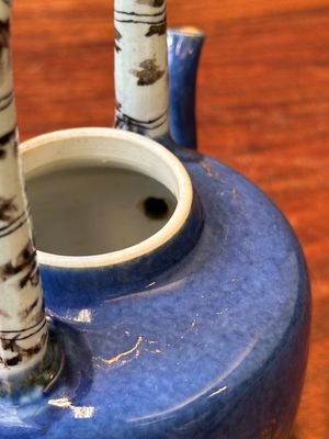 Een Chinese poederblauwe theepot met deksel met verguld decor en imitatiebamboe handvat, Kangxi — foto 10