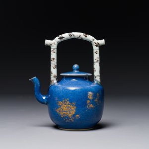 Een Chinese poederblauwe theepot met deksel met verguld decor en imitatiebamboe handvat, Kangxi — foto 1