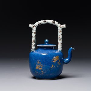 Een Chinese poederblauwe theepot met deksel met verguld decor en imitatiebamboe handvat, Kangxi — foto 3