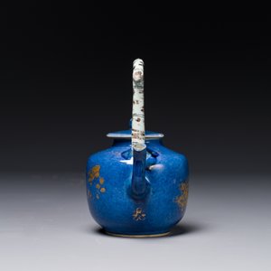 Een Chinese poederblauwe theepot met deksel met verguld decor en imitatiebamboe handvat, Kangxi — foto 4