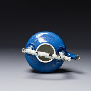 Een Chinese poederblauwe theepot met deksel met verguld decor en imitatiebamboe handvat, Kangxi — foto 5