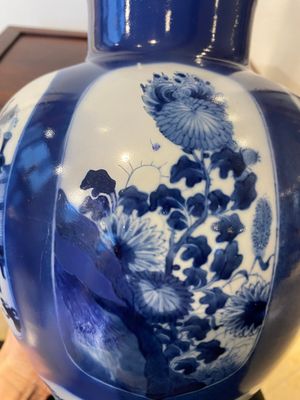 Een Chinese poederblauwe vaas met decor van antiquiteiten, Kangxi — foto 12
