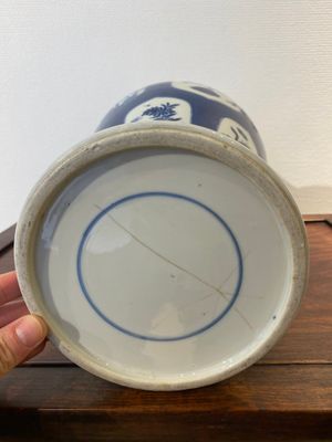 Een Chinese poederblauwe vaas met decor van antiquiteiten, Kangxi — foto 6