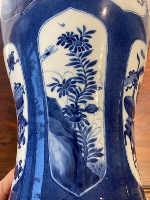 Een Chinese poederblauwe vaas met decor van antiquiteiten, Kangxi — foto 8