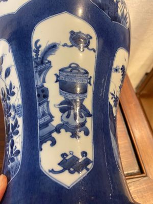 Een Chinese poederblauwe vaas met decor van antiquiteiten, Kangxi — foto 10